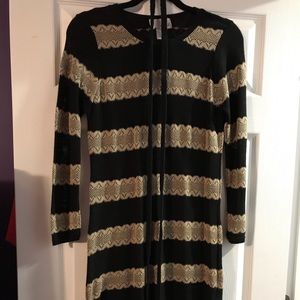 Knit dress with stripes and belt.